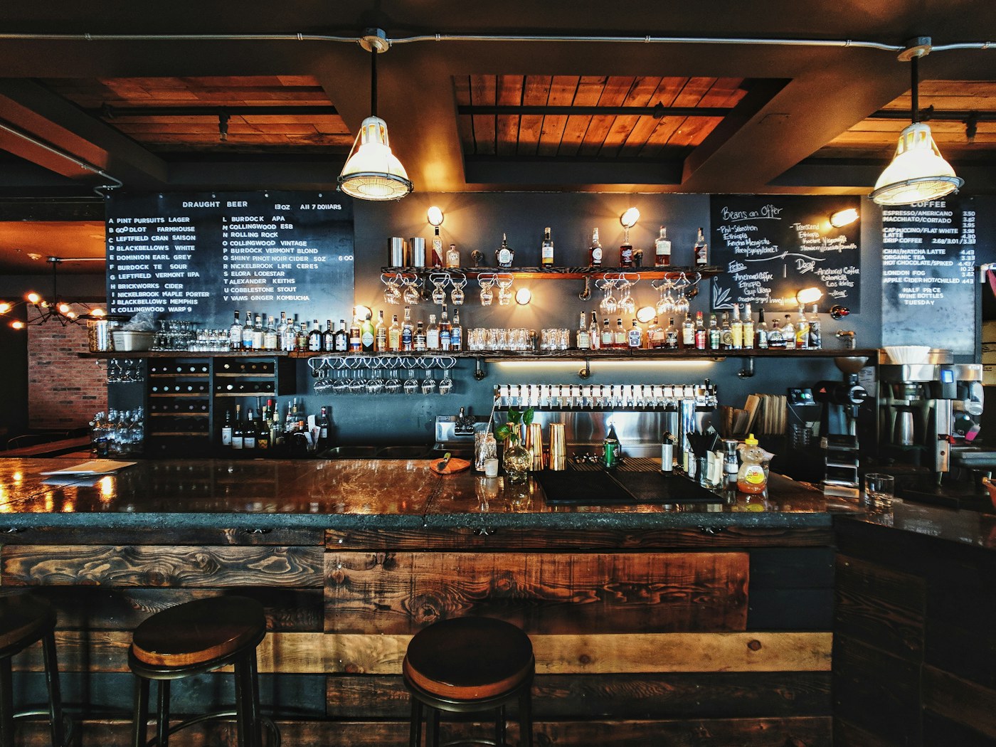 Sfeervol ingerichte bar voor een zakelijk event
