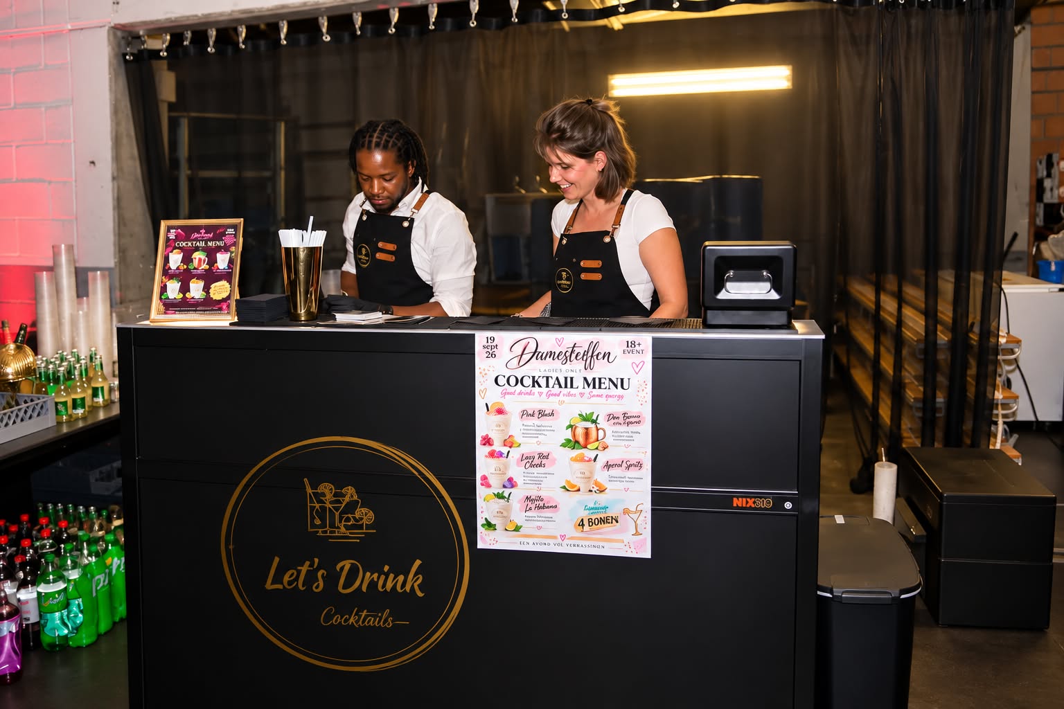 De eigenaren aan het werk achter hun mobiele cocktailbar